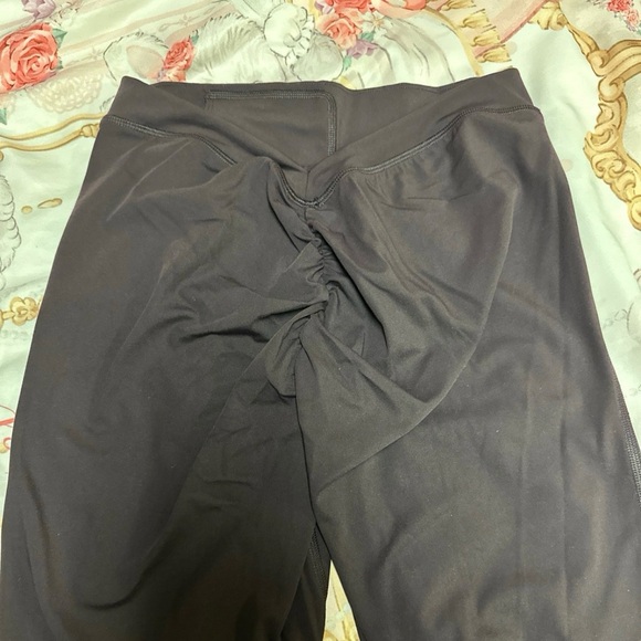 Gymshark V Back w/ scrunch Leggings - Picture 4 of 5